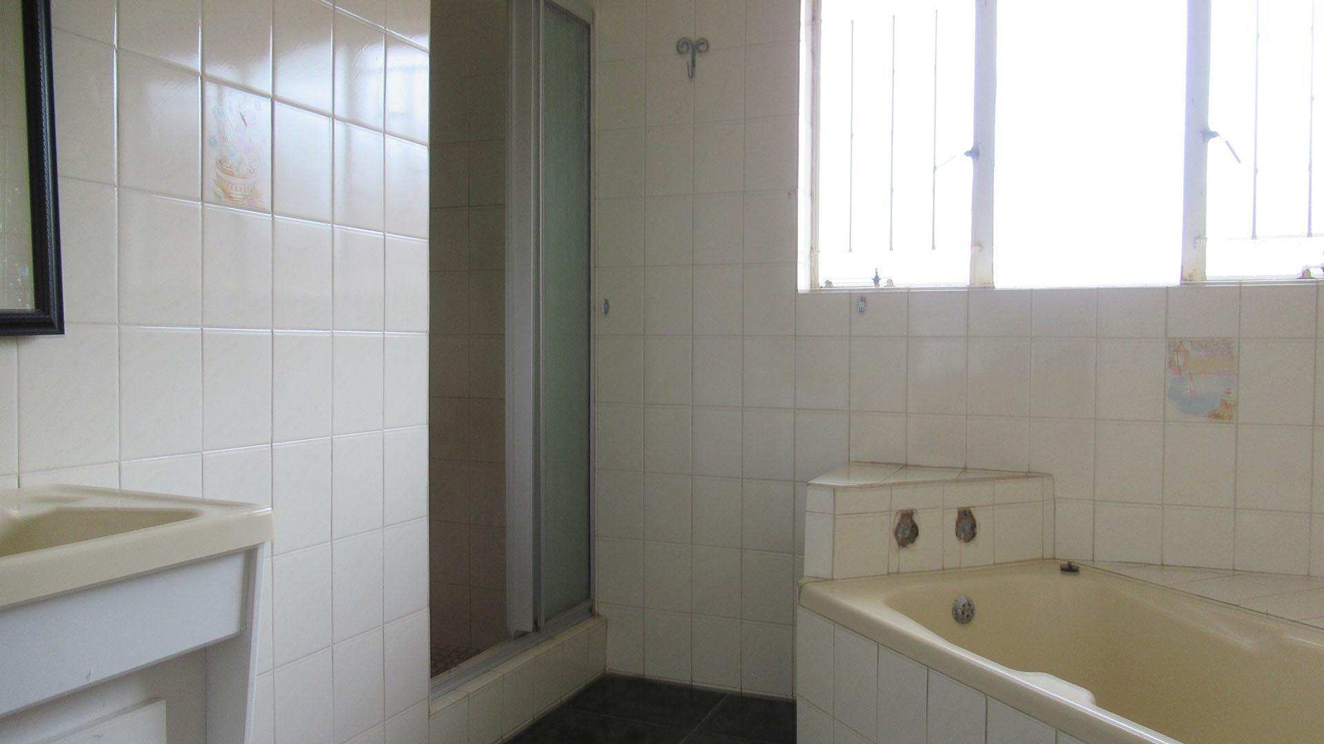 Main Bathroom - 10 square meters of property in Helikon Park