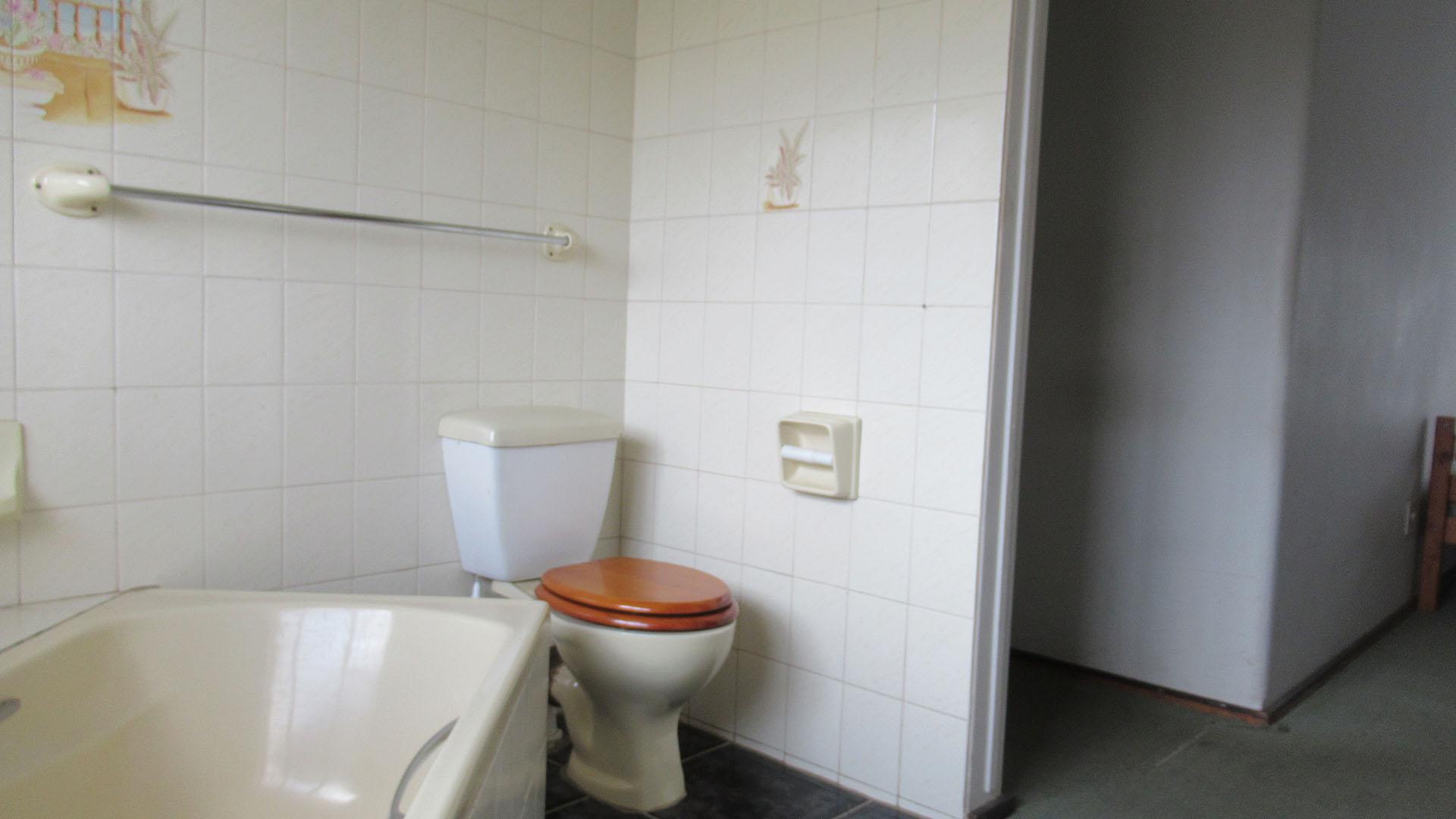 Main Bathroom - 10 square meters of property in Helikon Park