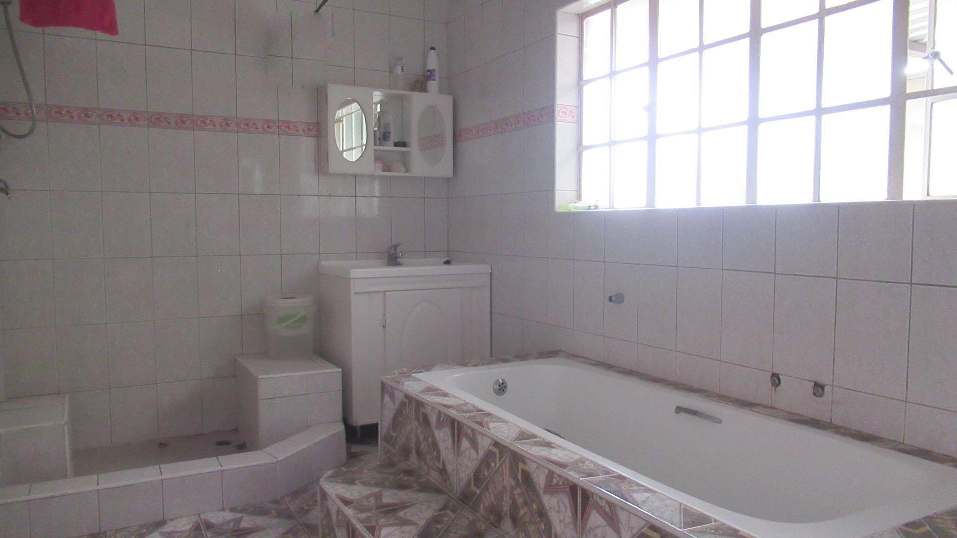 Bathroom 2 - 6 square meters of property in Helikon Park