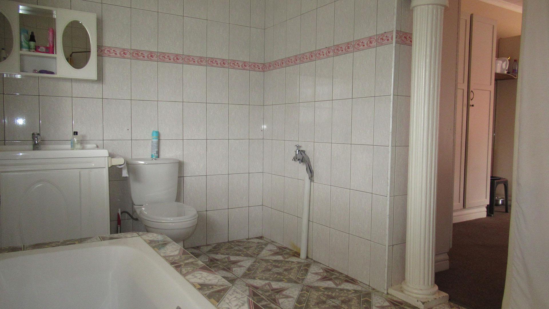Bathroom 2 - 6 square meters of property in Helikon Park