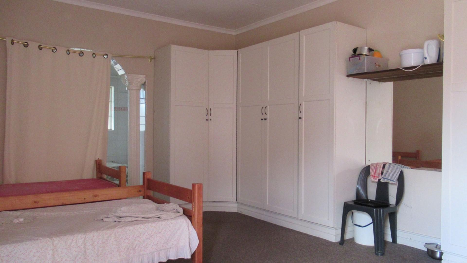 Flatlet - 68 square meters of property in Helikon Park