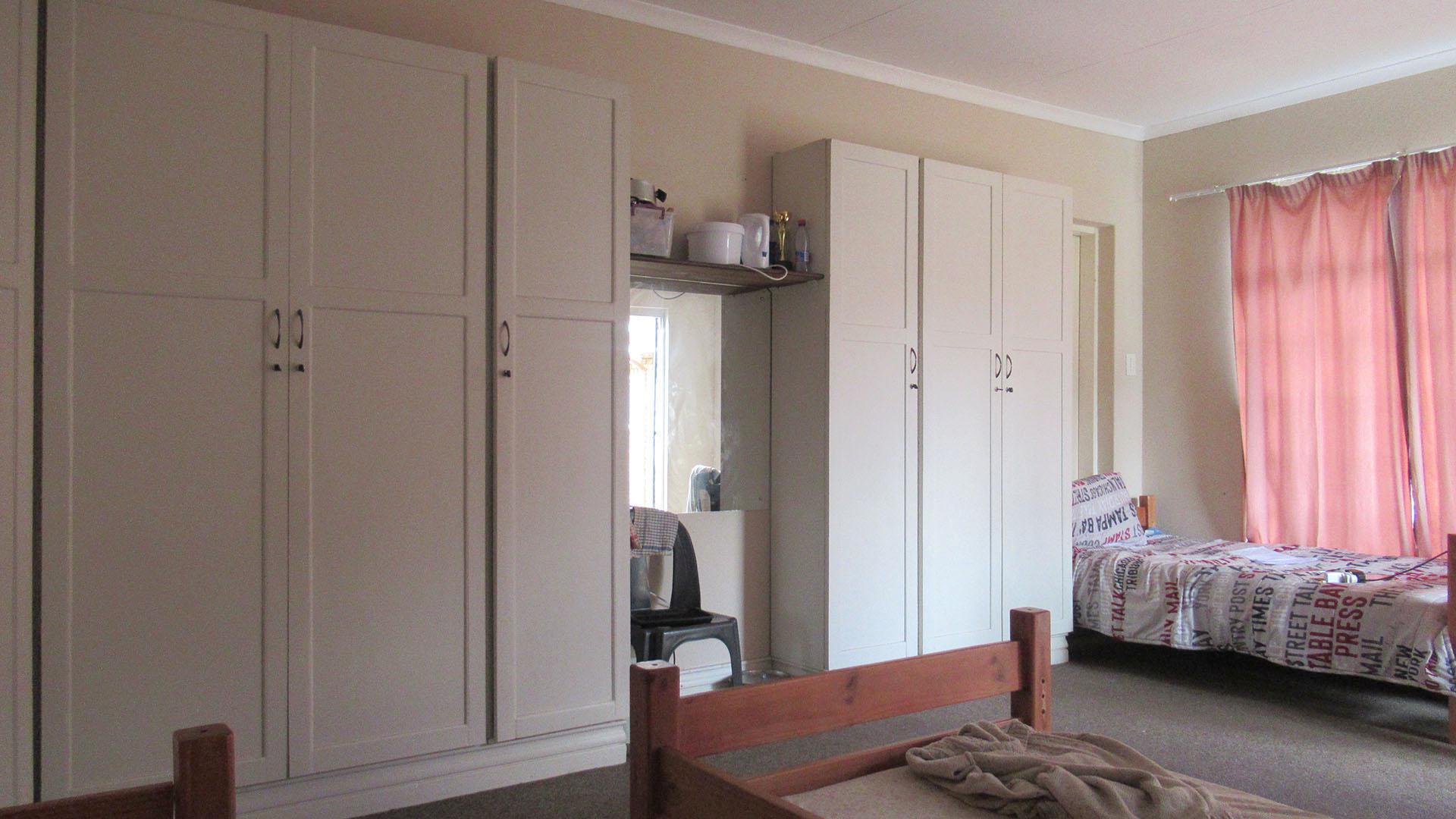 Flatlet - 68 square meters of property in Helikon Park