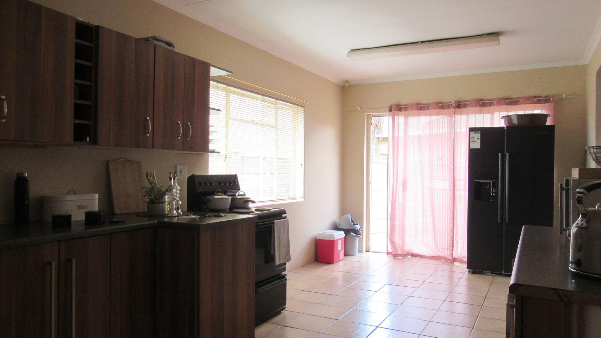 Flatlet - 68 square meters of property in Helikon Park