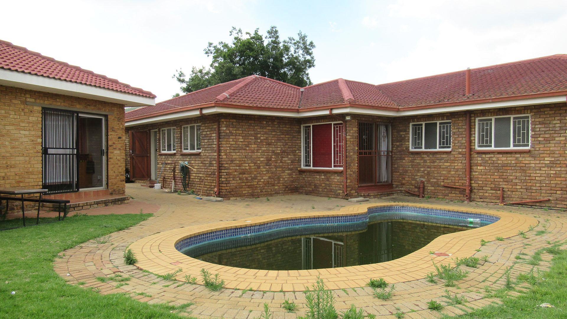 Swimming Pool of property in Helikon Park