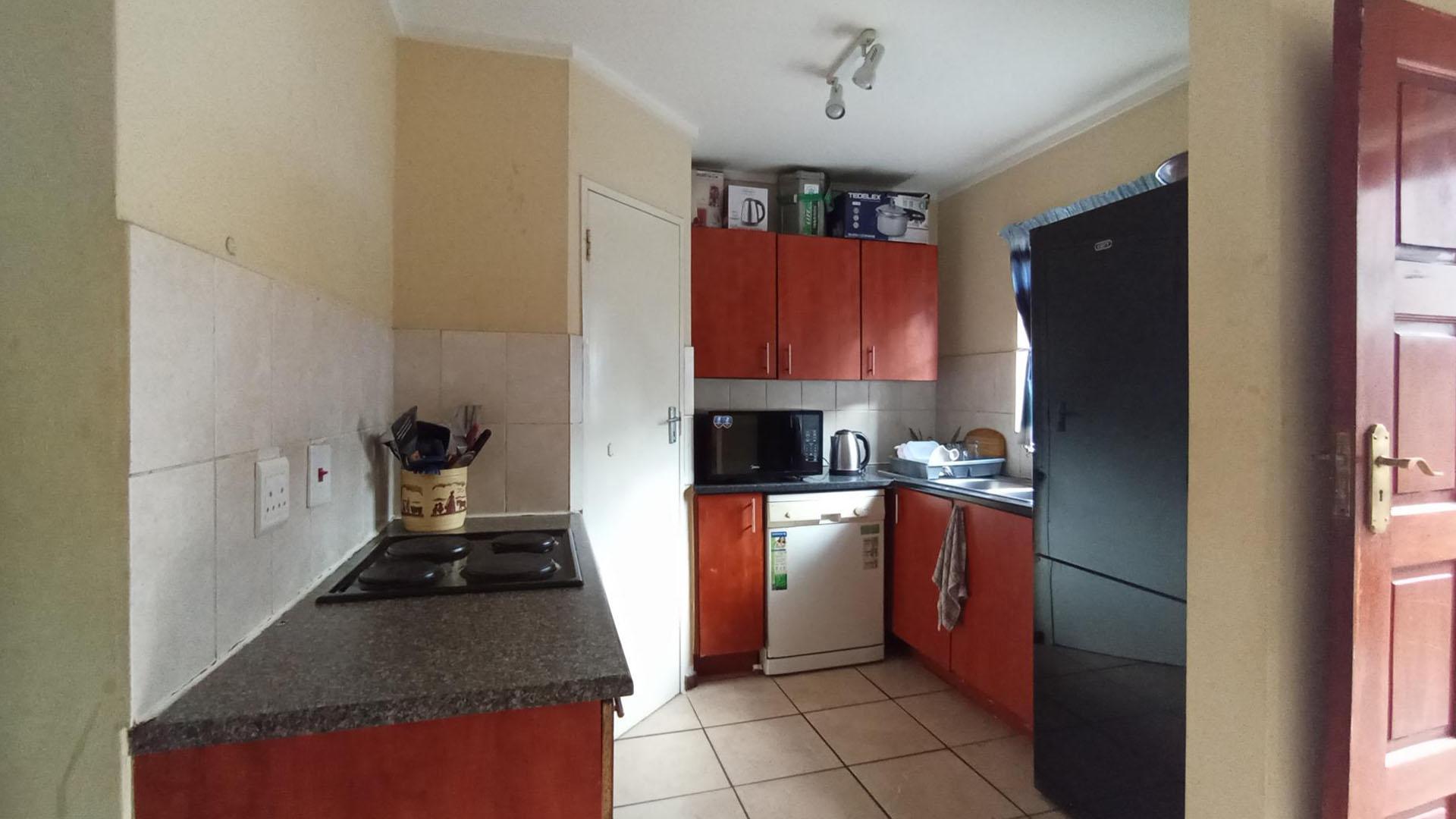 Kitchen - 8 square meters of property in The Reeds