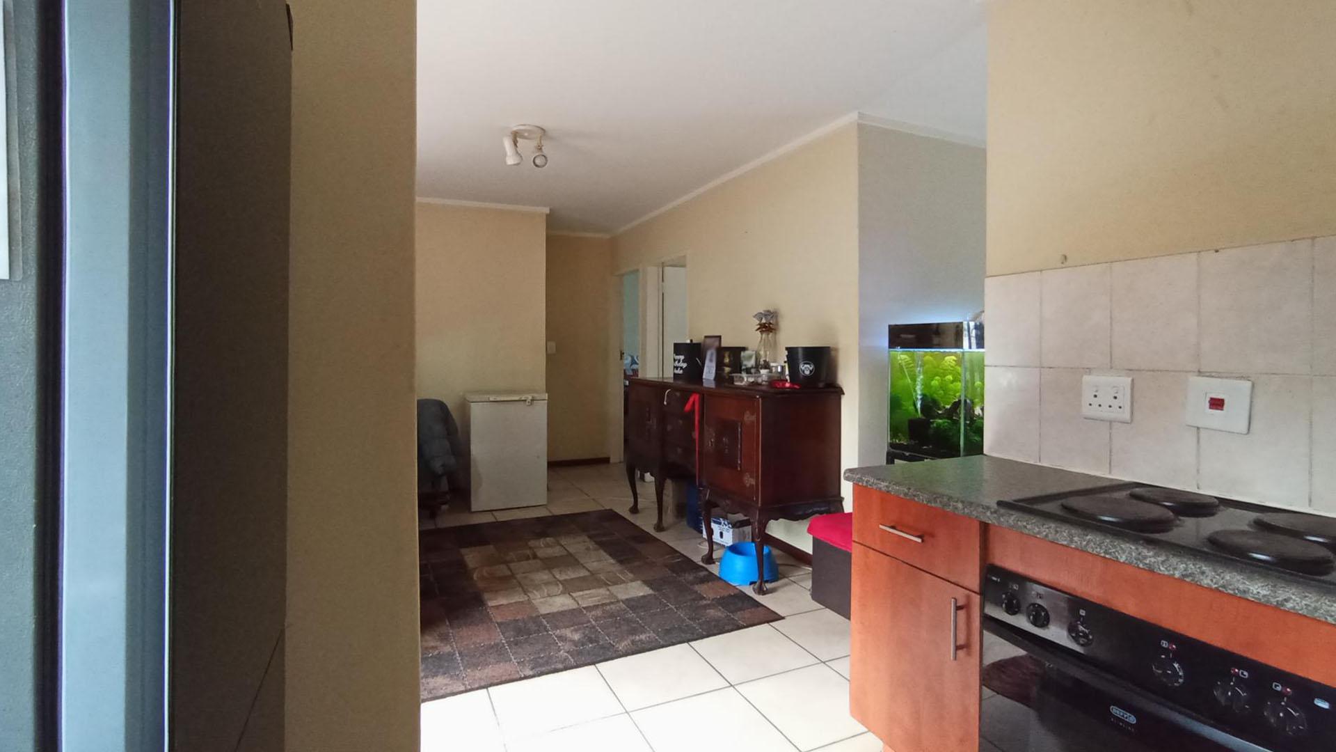 Kitchen - 8 square meters of property in The Reeds