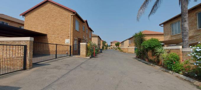 2 Bedroom Sectional Title for Sale For Sale in Strubensvallei - MR697451