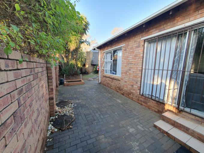 2 Bedroom Simplex for Sale For Sale in Wilgeheuwel  - MR697480