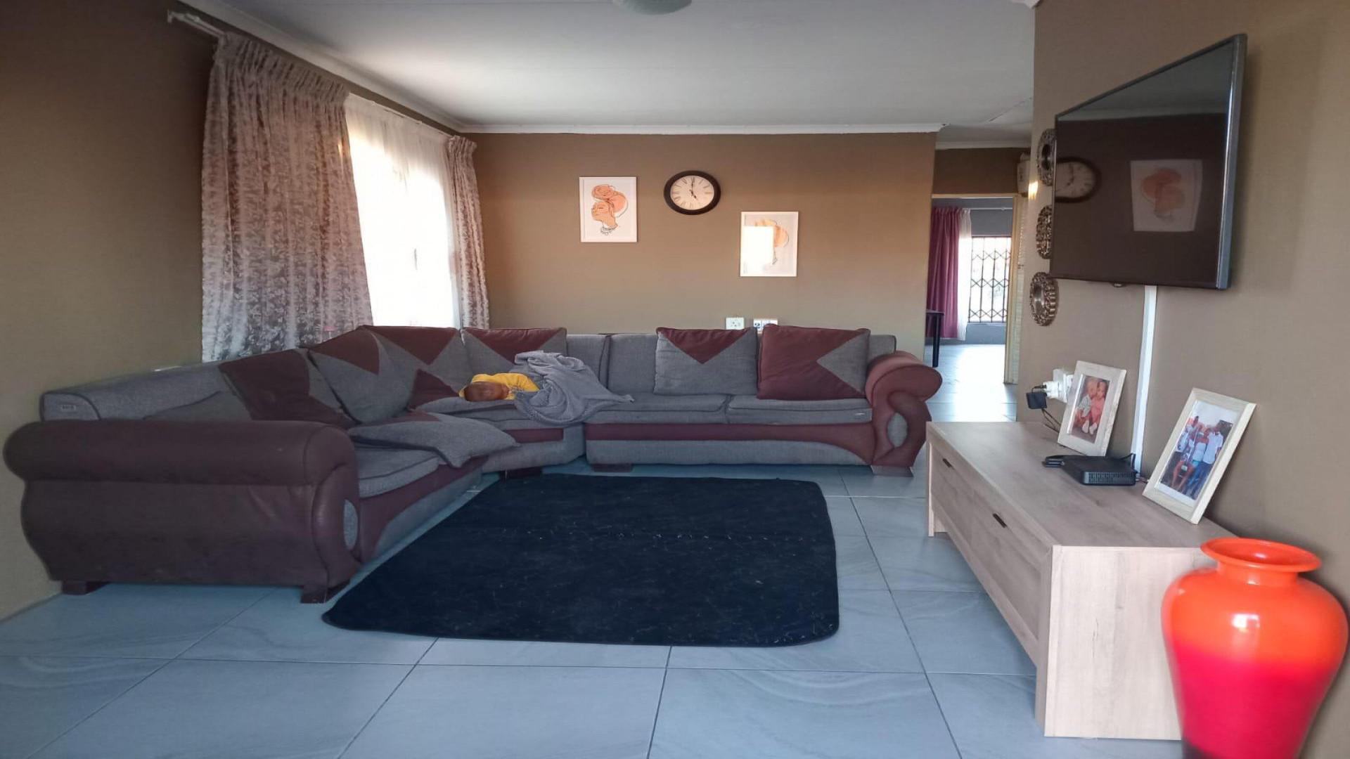 Lounges of property in Vryburg