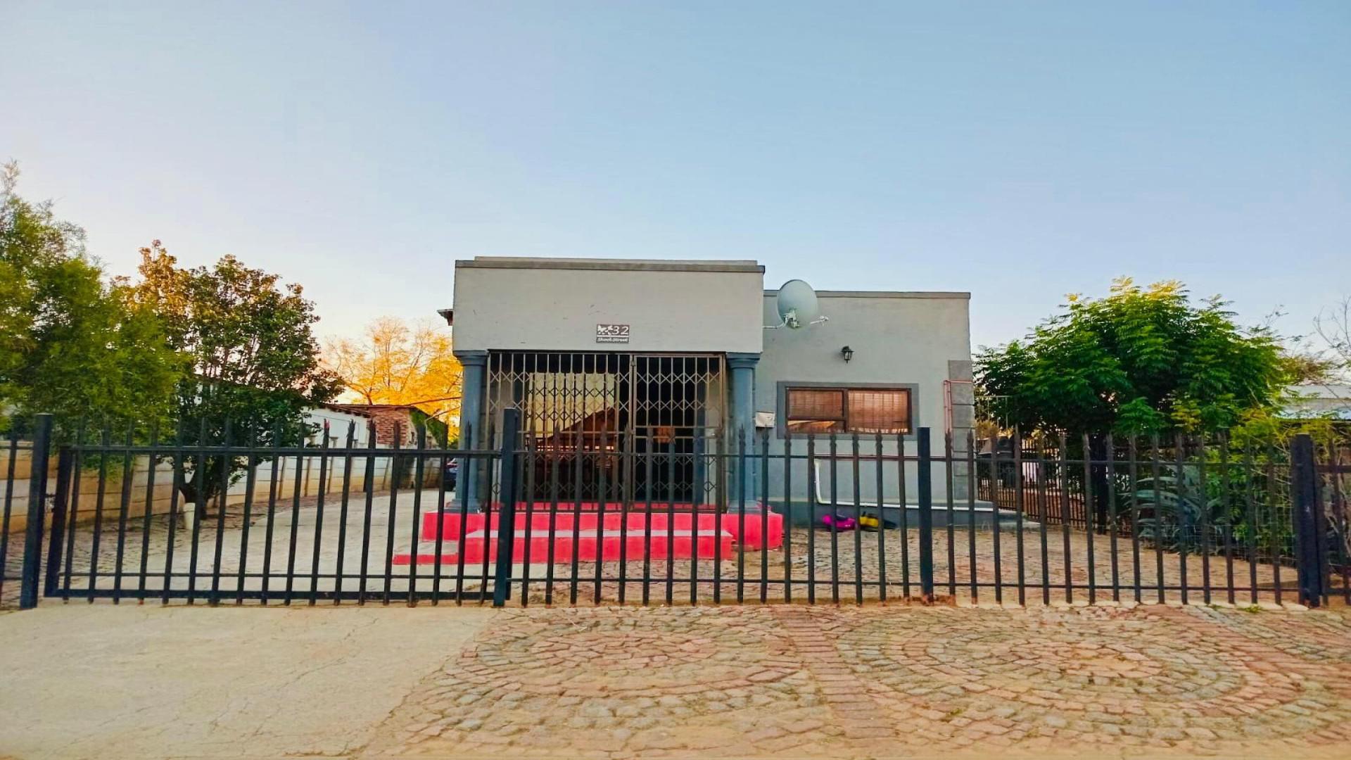 Front View of property in Vryburg