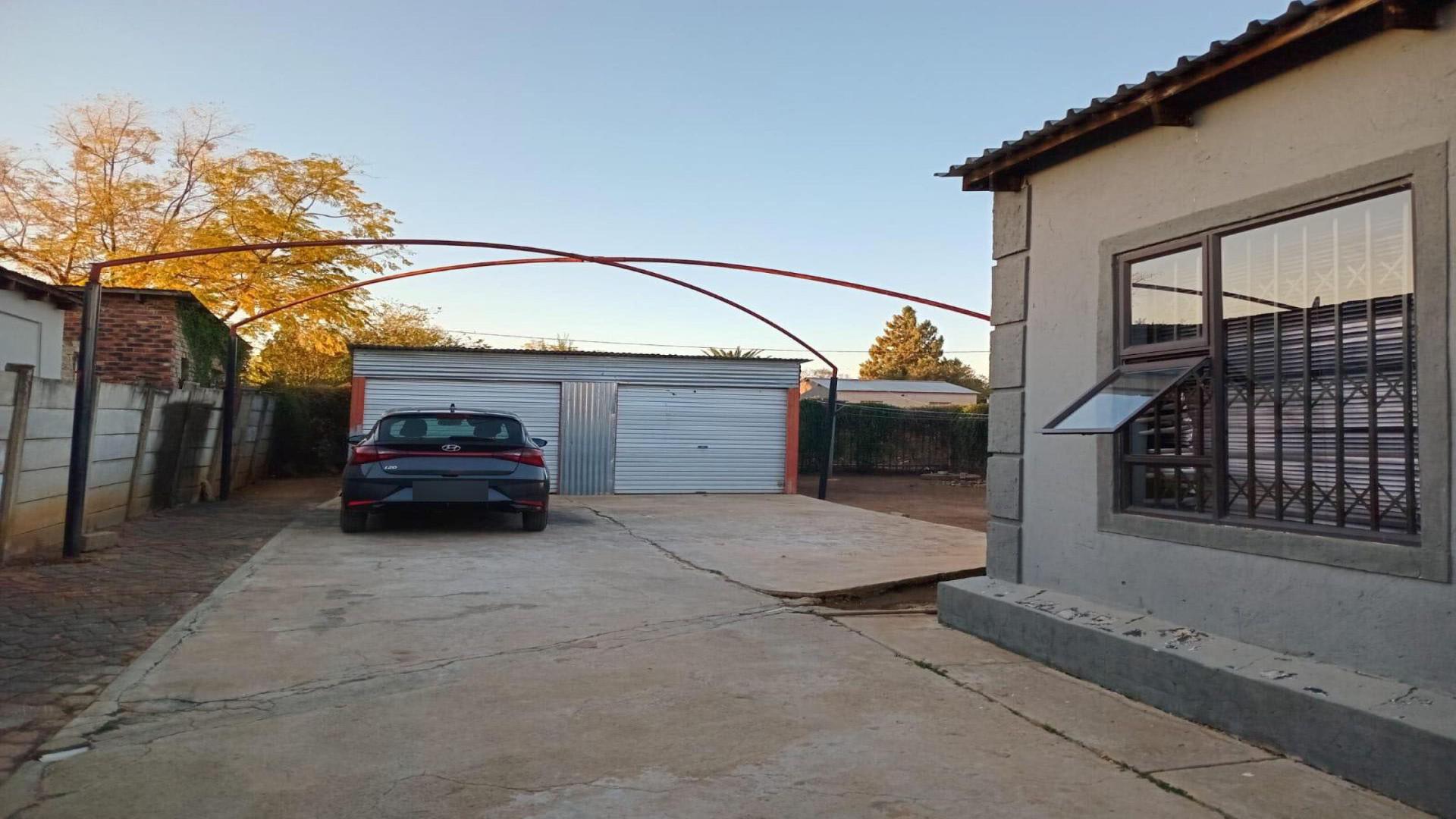 Garage of property in Vryburg