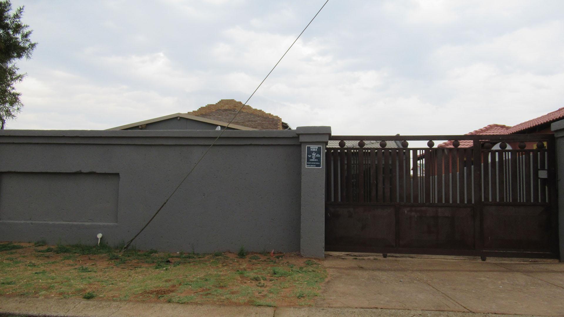 Front View of property in Glen Ridge (Gauteng - West)