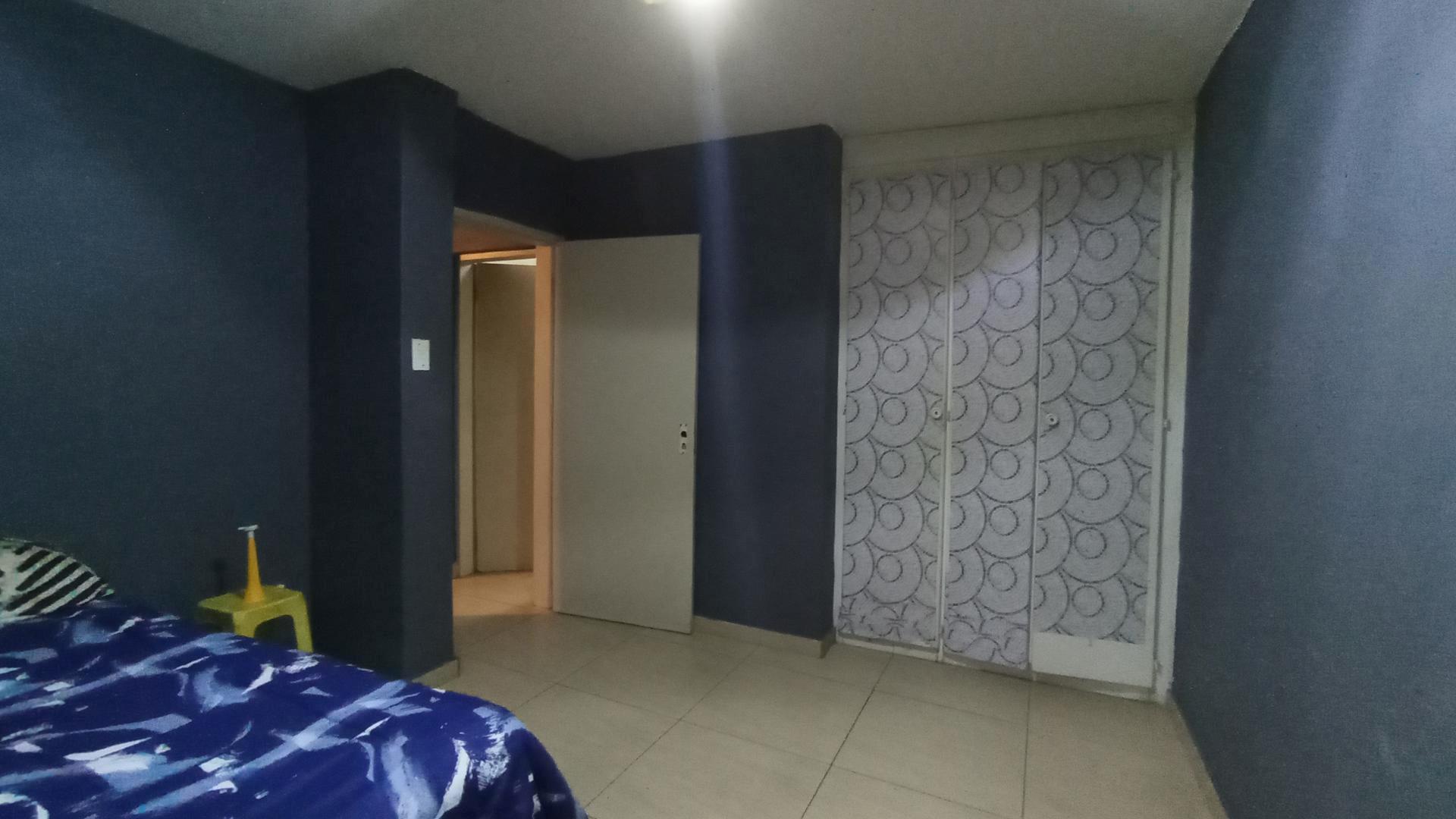 Bed Room 1 - 17 square meters of property in Florida