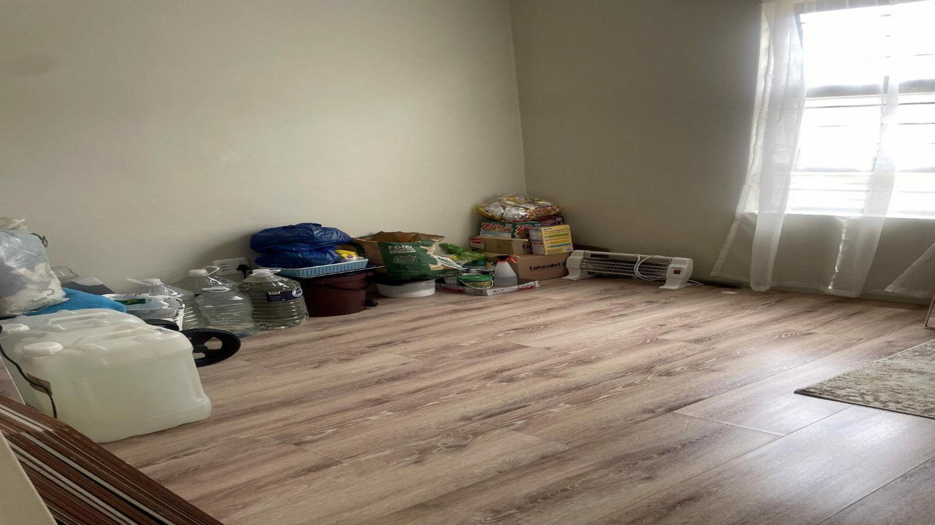 Bed Room 1 of property in Tirong 