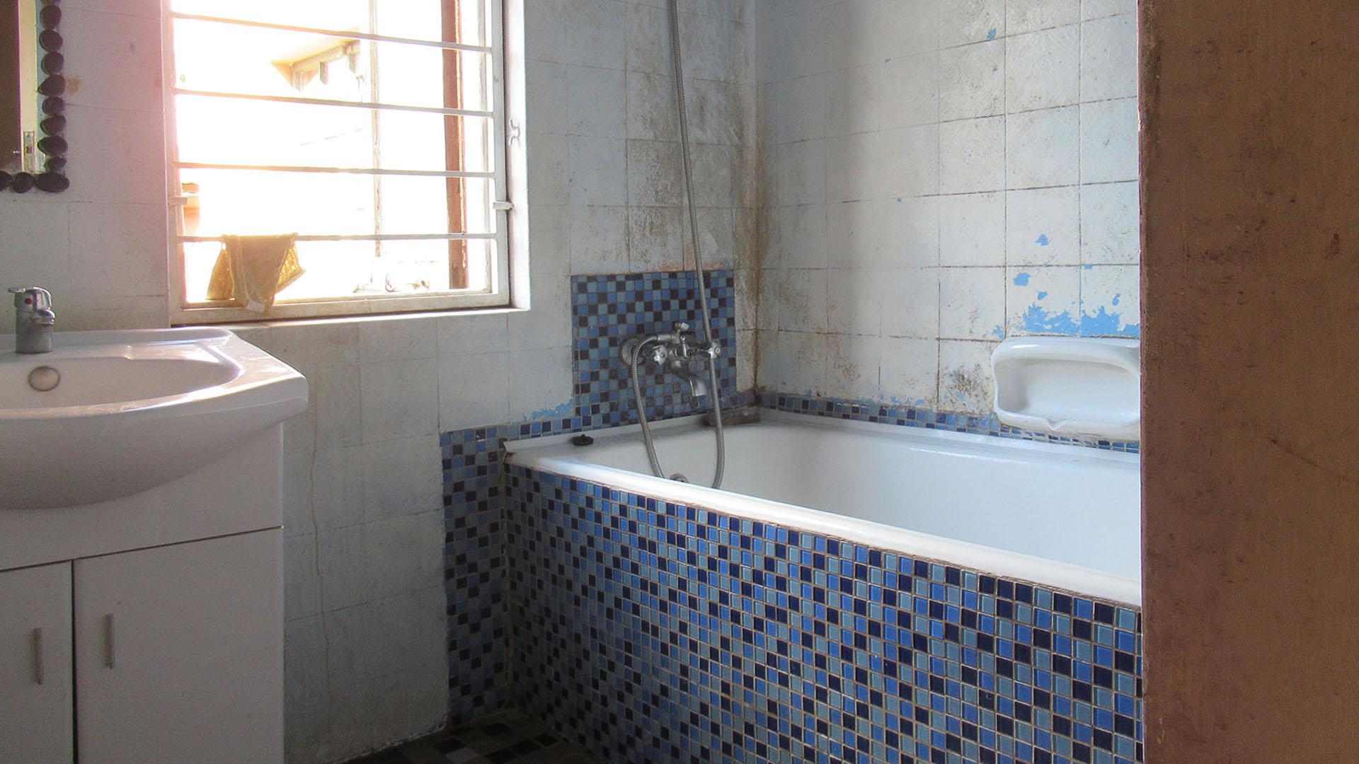 Bathroom 1 - 6 square meters of property in Kensington - JHB