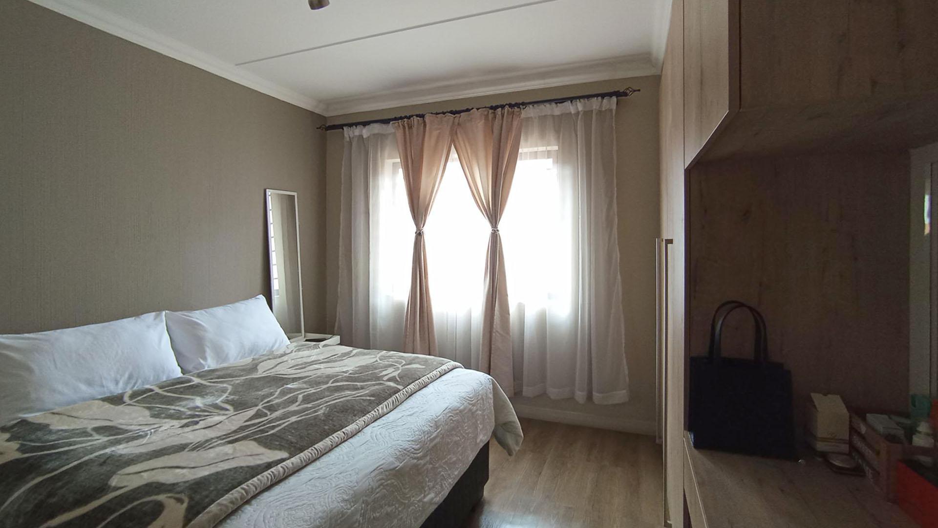 Bed Room 1 - 13 square meters of property in Kameeldrift