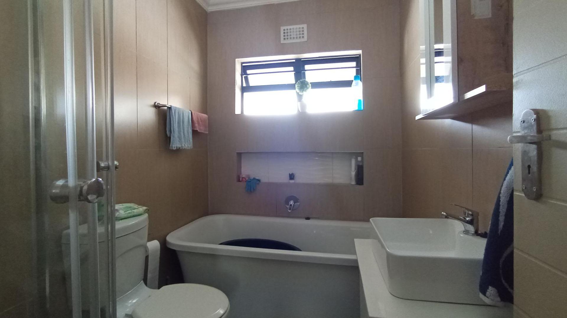 Bathroom 1 - 5 square meters of property in Kameeldrift