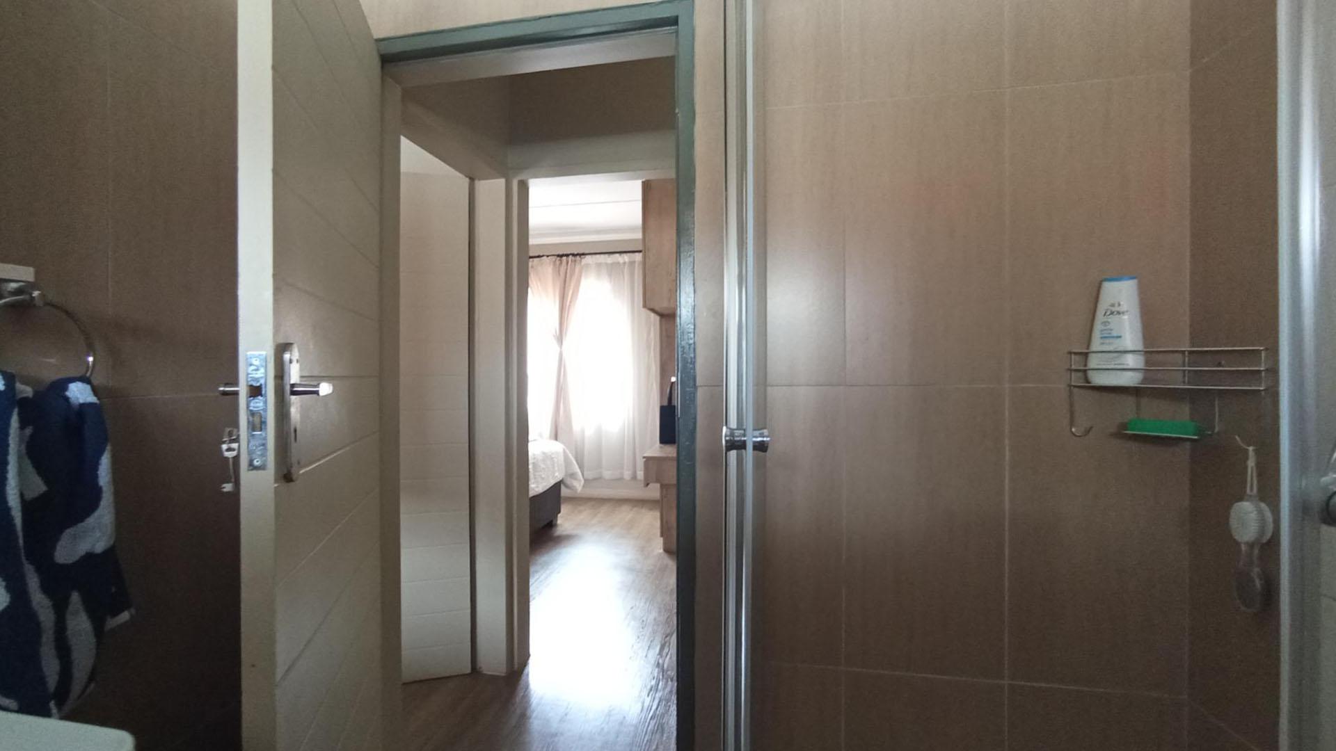 Bathroom 1 - 5 square meters of property in Kameeldrift