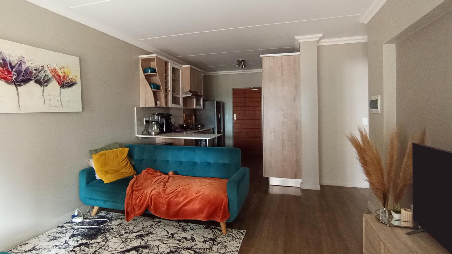 Lounges - 14 square meters of property in Kameeldrift