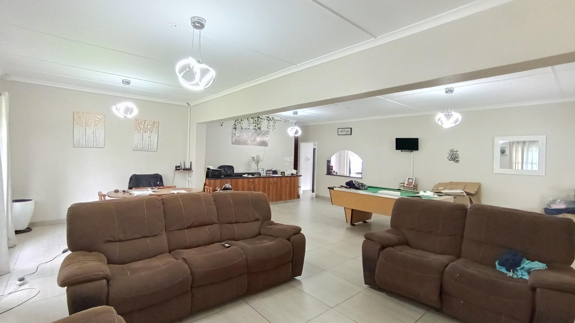Lounges - 35 square meters of property in Yellowwood Park 