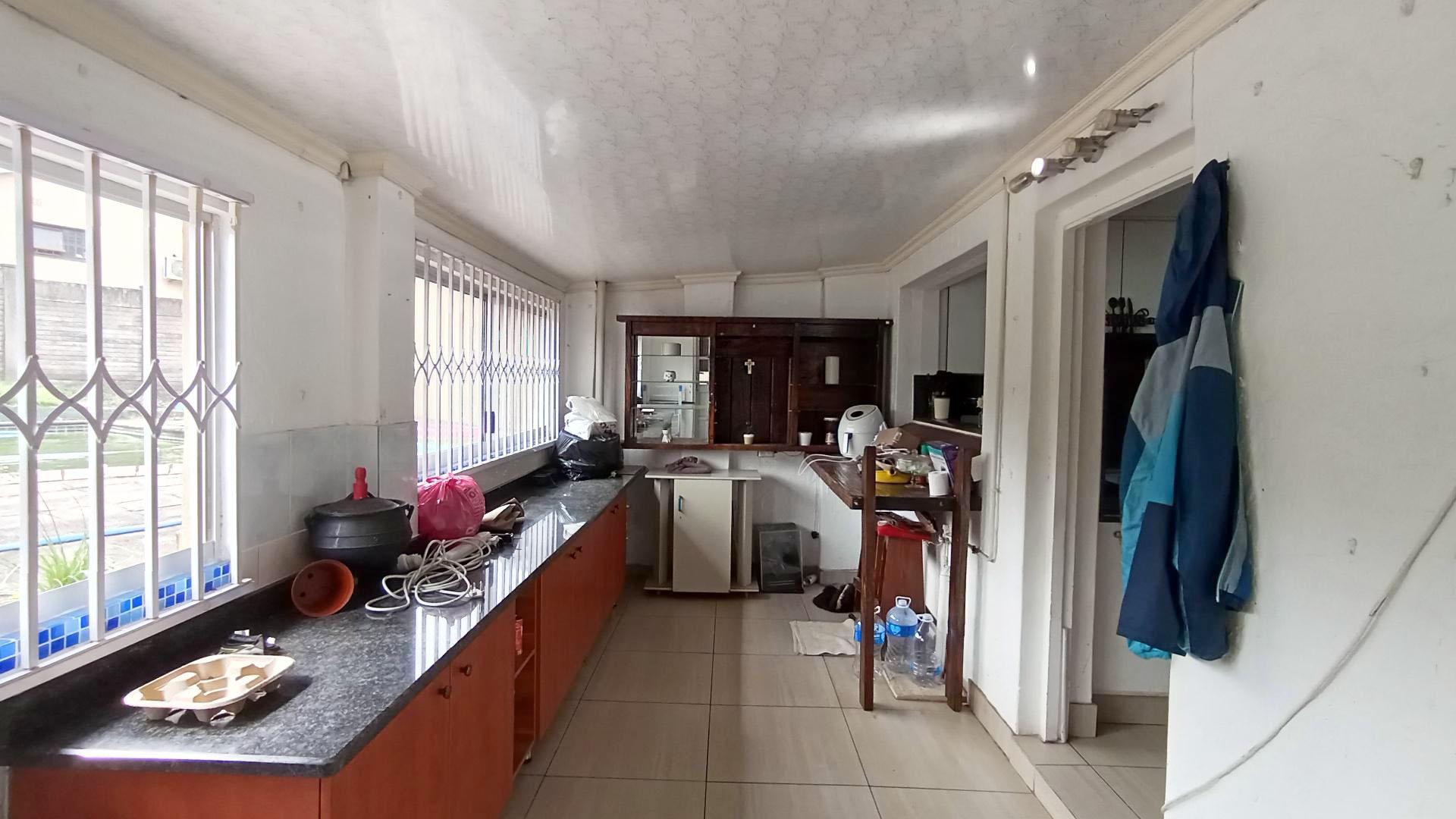 Scullery - 17 square meters of property in Yellowwood Park 