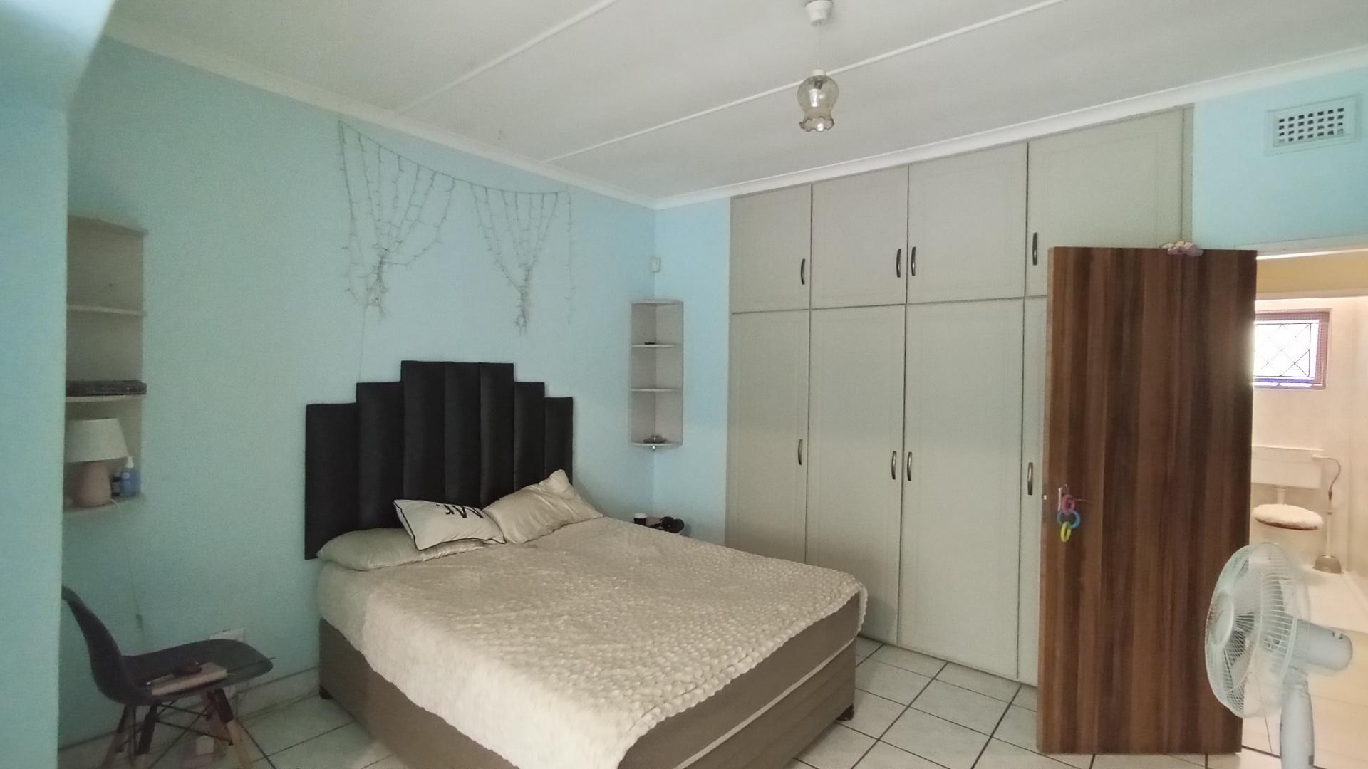 Main Bedroom - 27 square meters of property in Yellowwood Park 