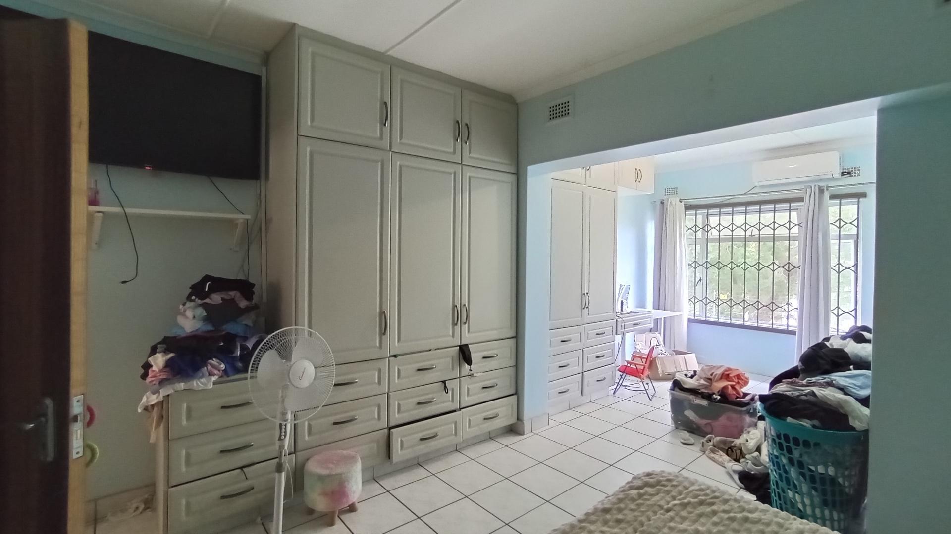 Main Bedroom - 27 square meters of property in Yellowwood Park 