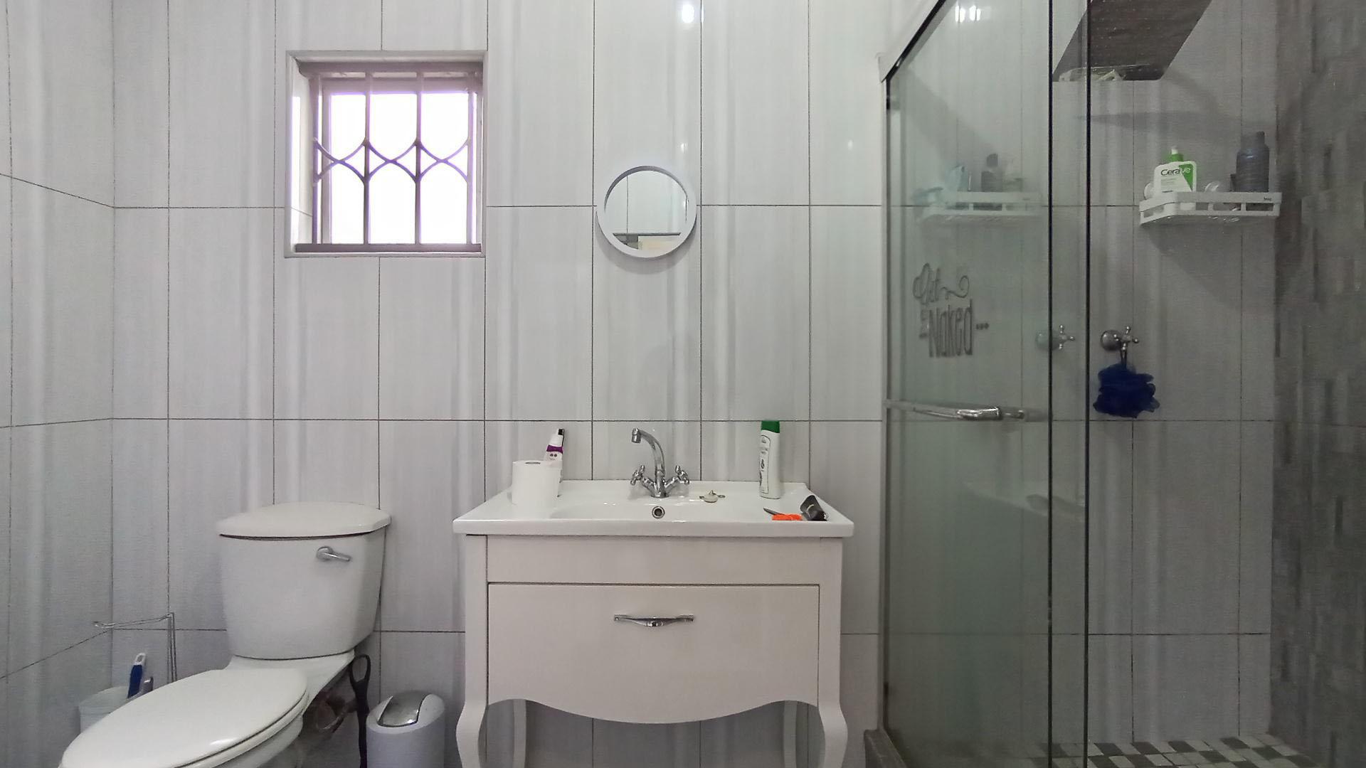 Main Bathroom - 6 square meters of property in Yellowwood Park 