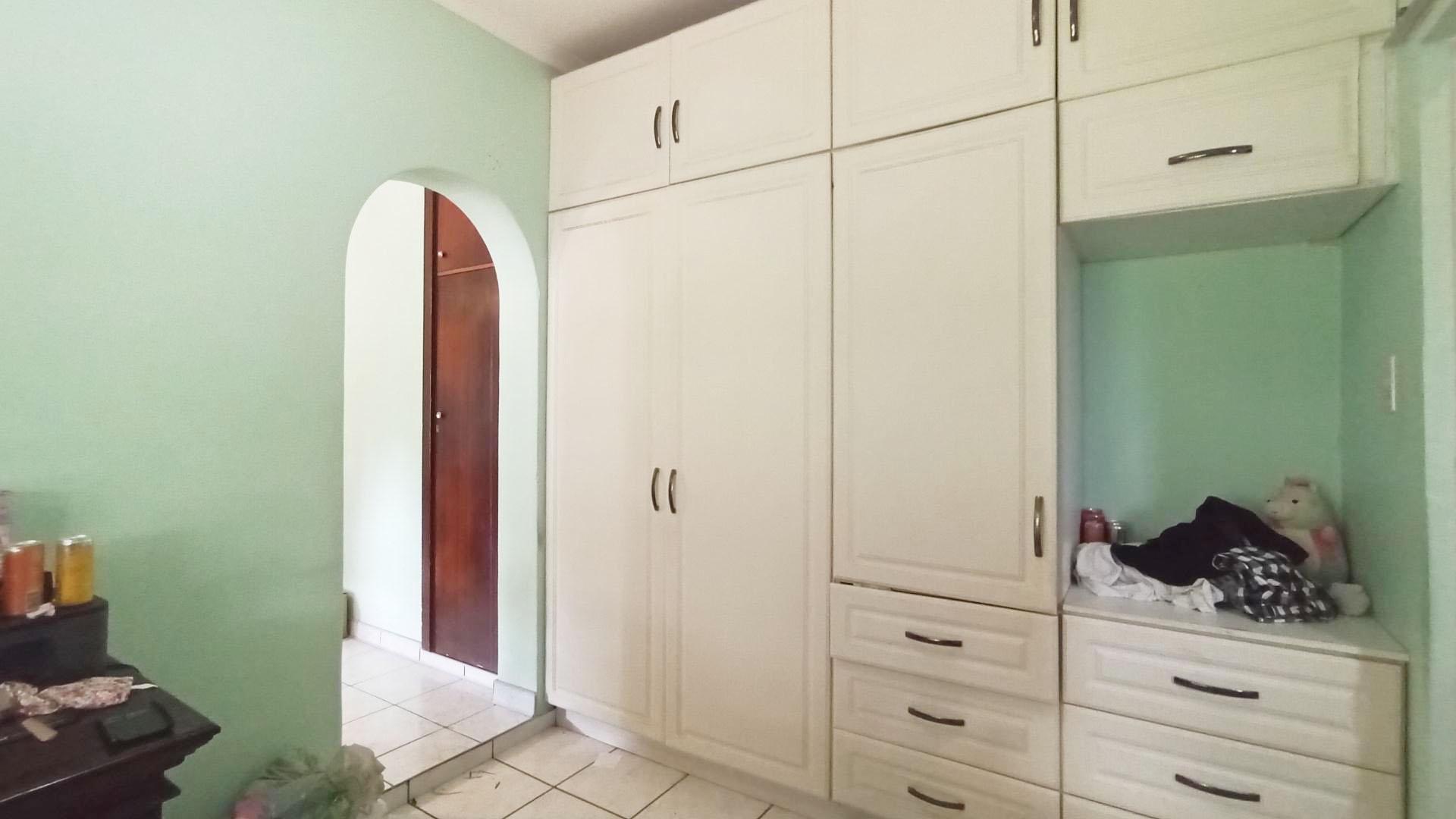 Bed Room 3 - 11 square meters of property in Yellowwood Park 