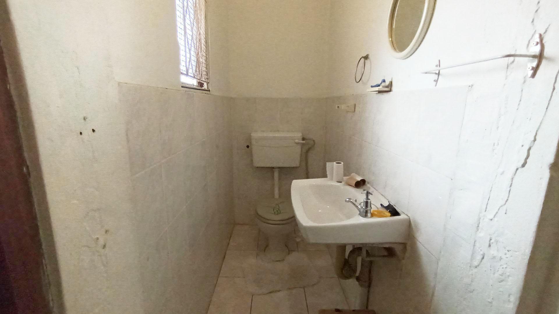 Bathroom 1 - 5 square meters of property in Yellowwood Park 