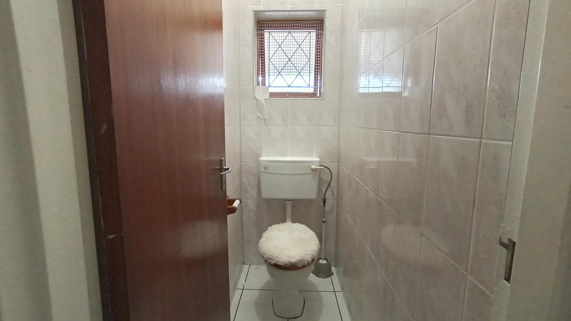 Bathroom 2 - 7 square meters of property in Yellowwood Park 