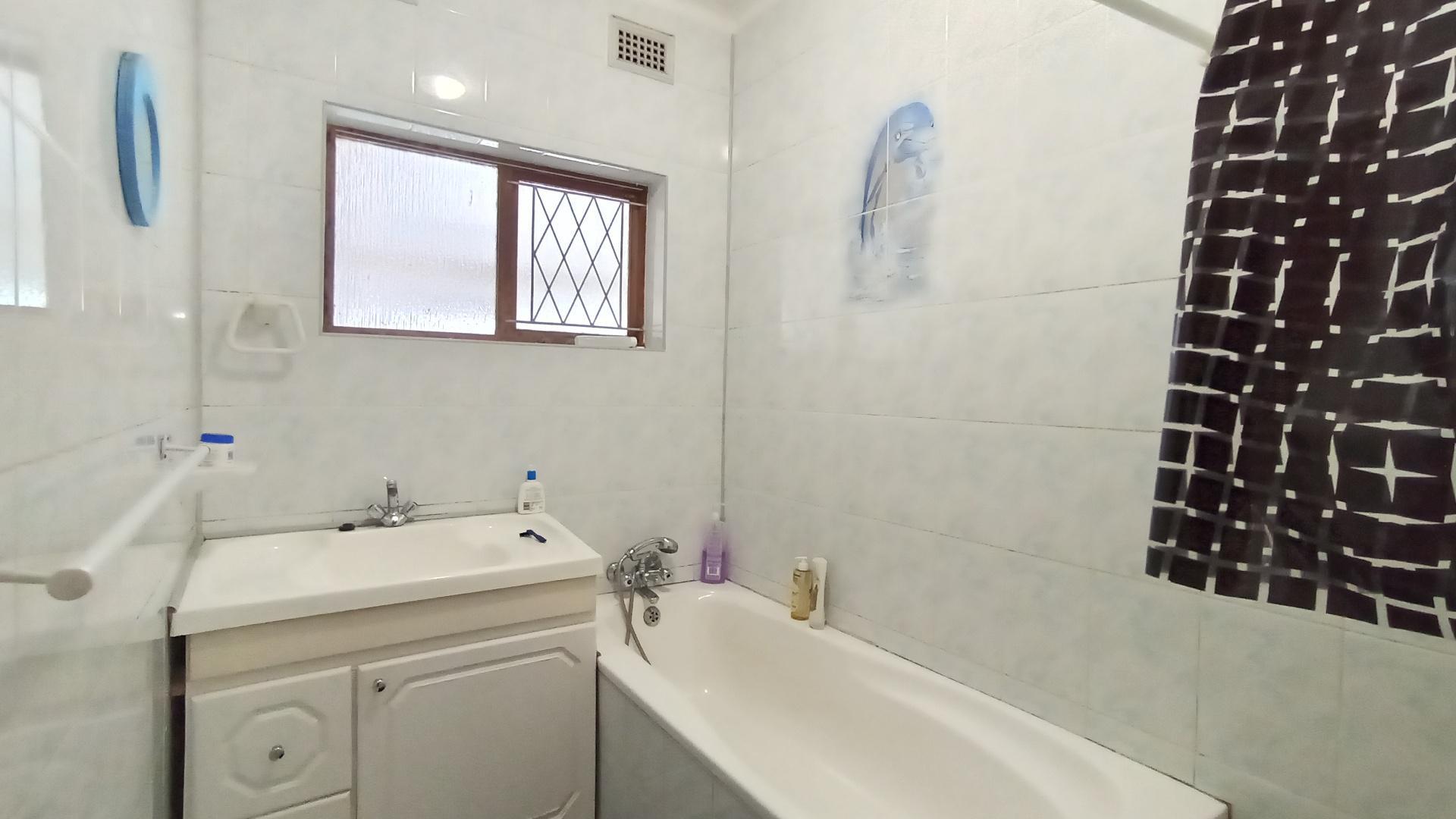 Bathroom 2 - 7 square meters of property in Yellowwood Park 