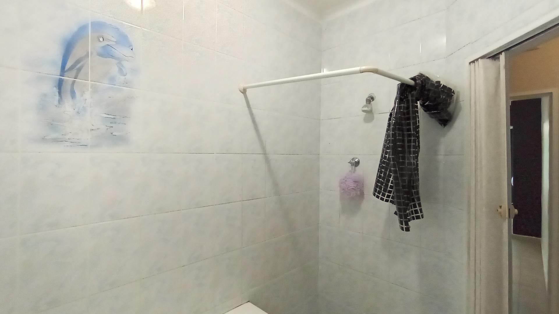 Bathroom 2 - 7 square meters of property in Yellowwood Park 