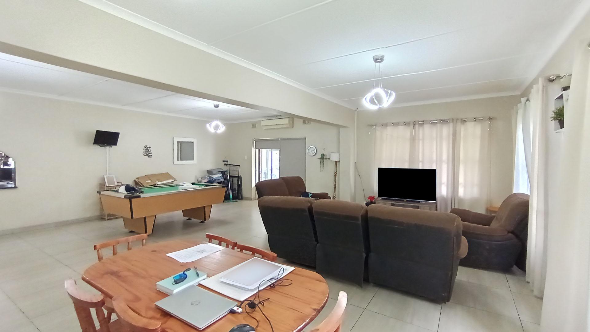Dining Room - 29 square meters of property in Yellowwood Park 