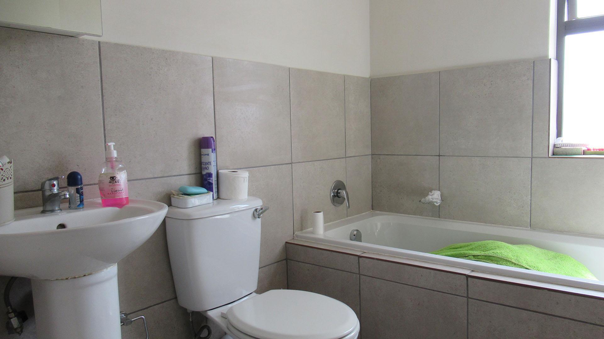 Bathroom 1 - 4 square meters of property in Protea Glen