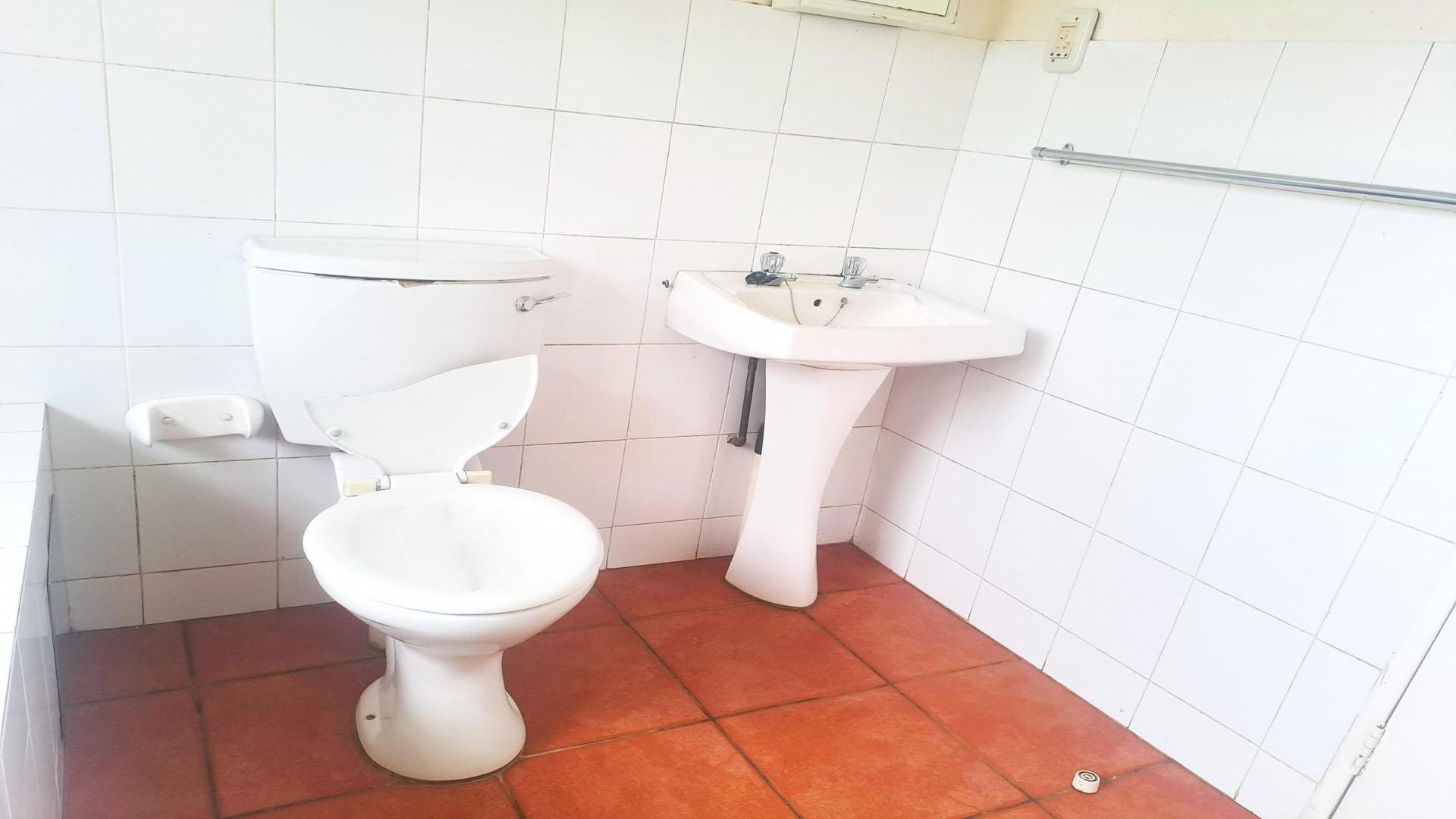 Bathroom 2 of property in Sabie