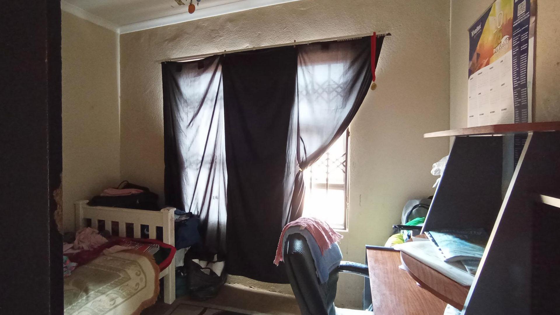 Bed Room 1 - 9 square meters of property in Soshanguve East