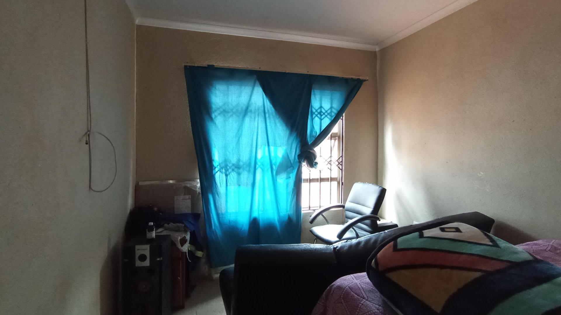 Bed Room 3 - 11 square meters of property in Soshanguve East