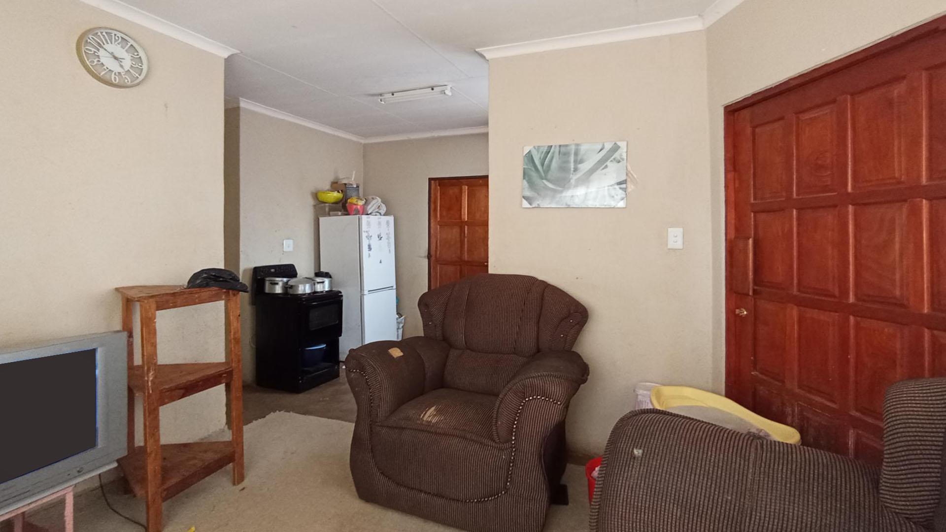 Lounges - 12 square meters of property in Soshanguve East