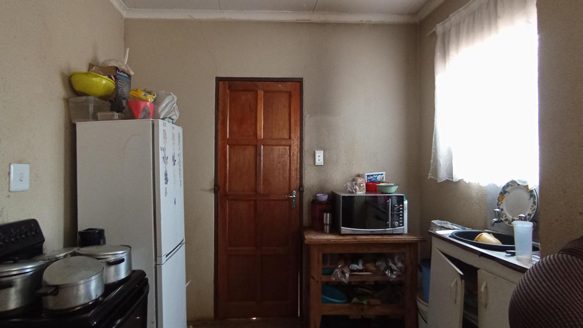 Kitchen - 8 square meters of property in Soshanguve East
