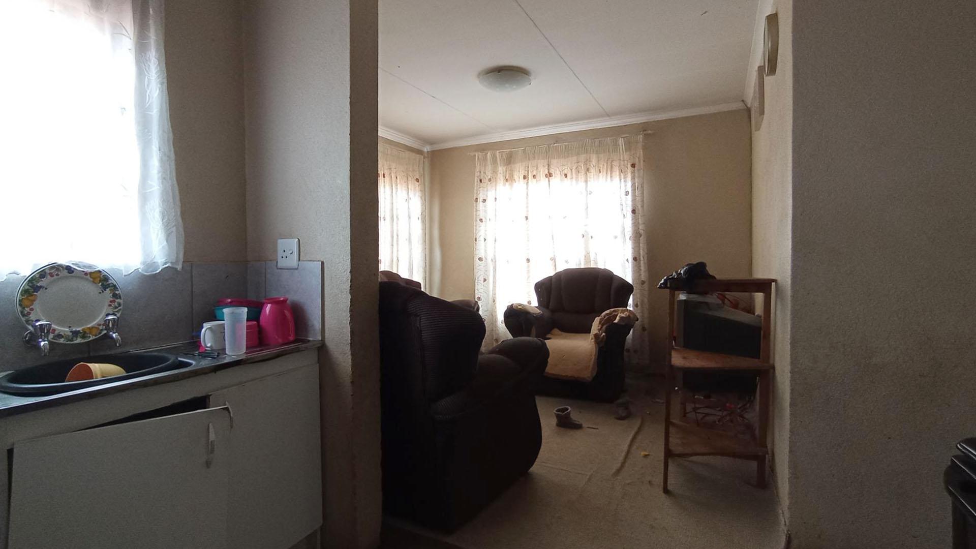 Kitchen - 8 square meters of property in Soshanguve East