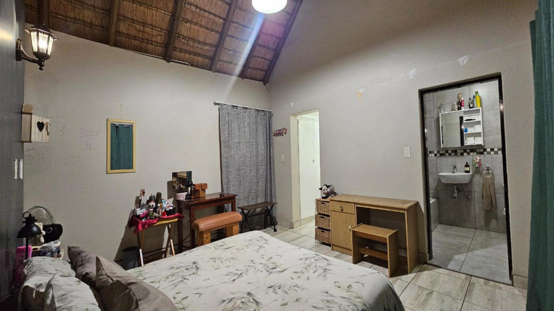 Bed Room 1 of property in Doornpoort