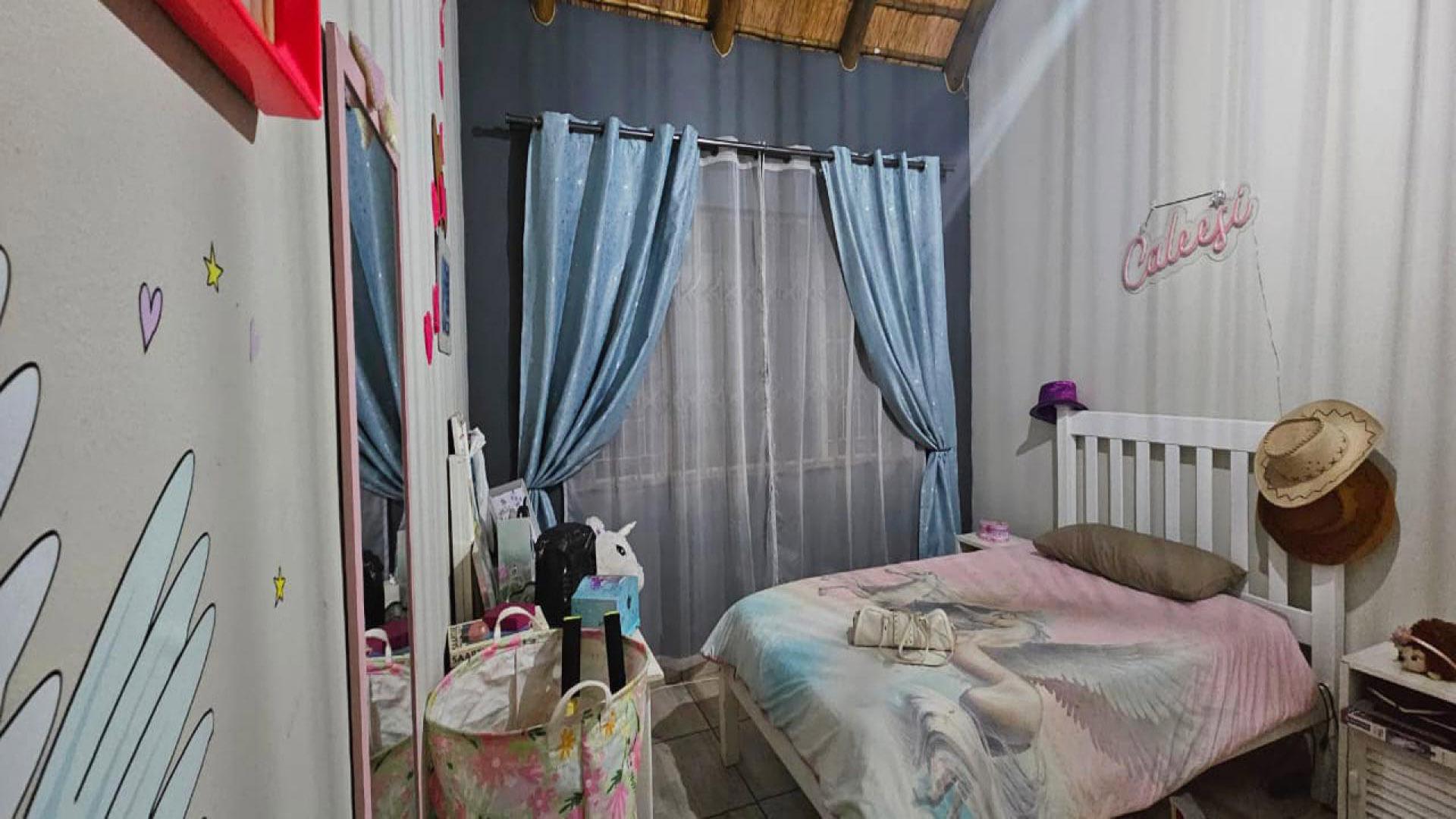 Bed Room 2 of property in Doornpoort