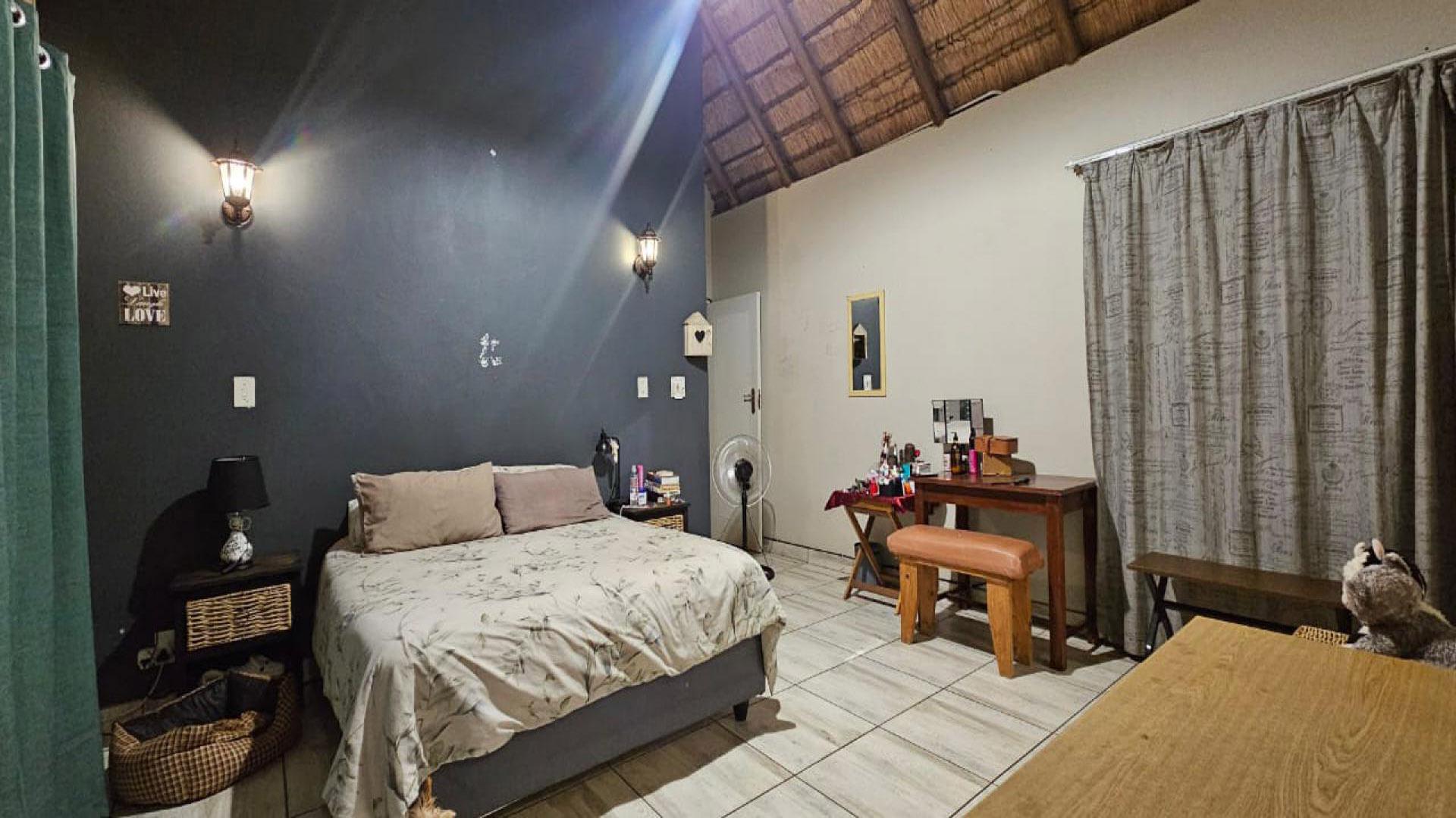 Bed Room 1 of property in Doornpoort