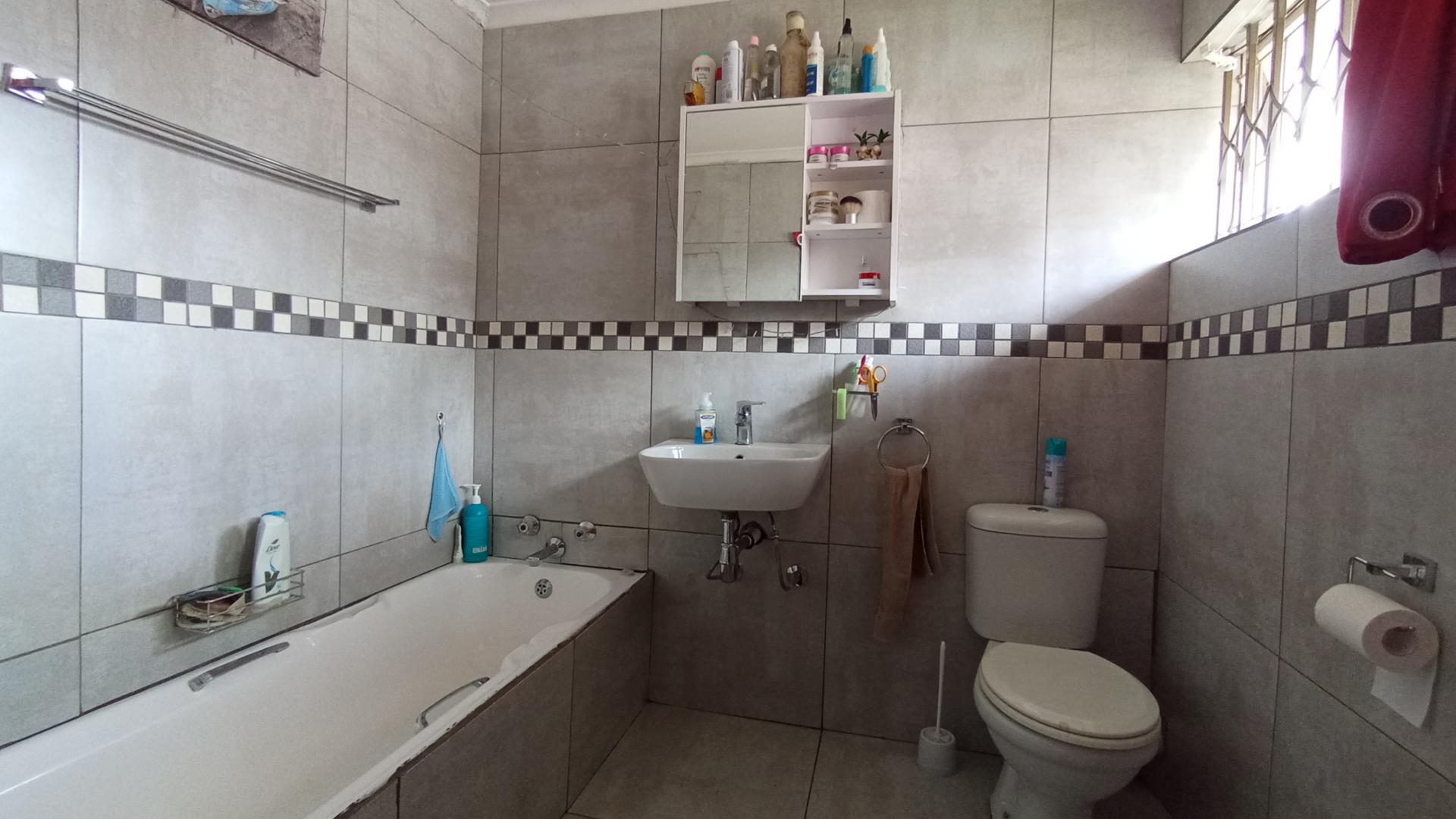 Main Bathroom - 5 square meters of property in Doornpoort