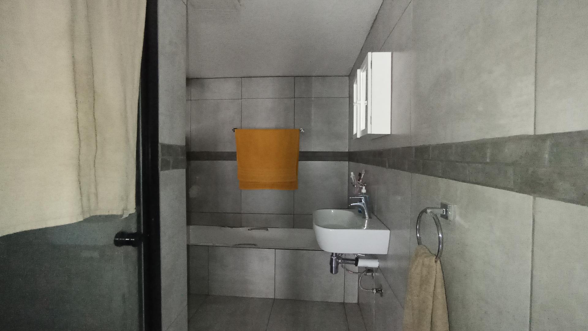 Bathroom 1 - 7 square meters of property in Doornpoort