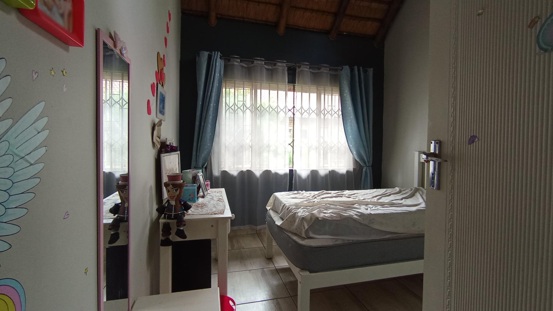 Bed Room 1 - 12 square meters of property in Doornpoort