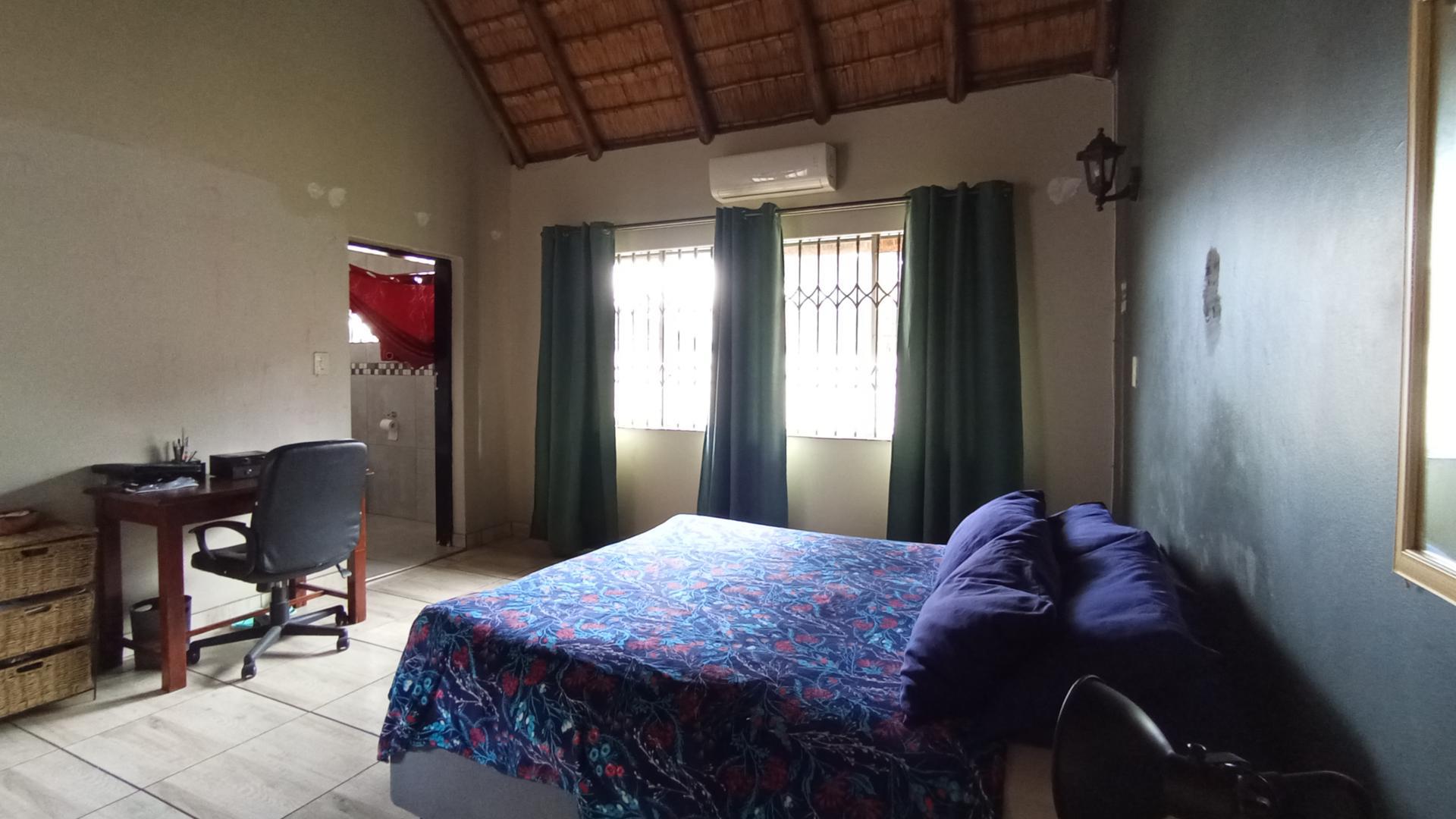 Main Bedroom - 27 square meters of property in Doornpoort