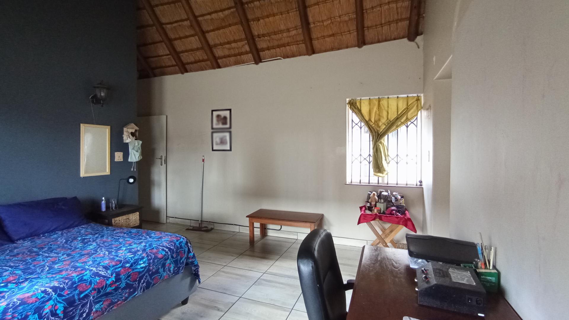 Main Bedroom - 27 square meters of property in Doornpoort