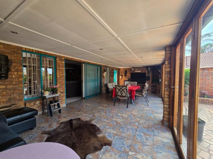 3 Bedroom House for Sale For Sale in Klippoortjie AH - MR697830